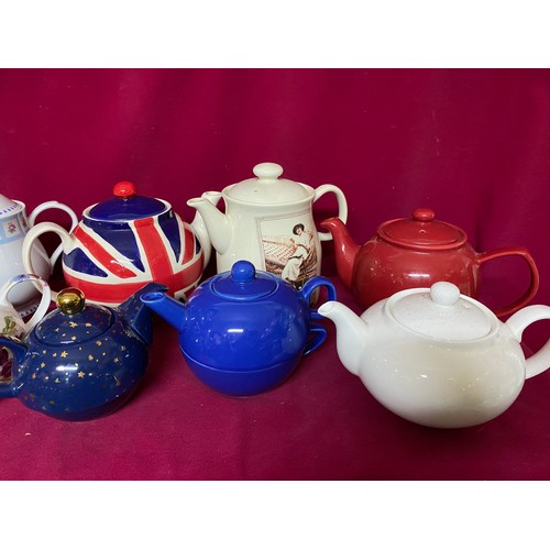 324 - Collection of 10 x teapots