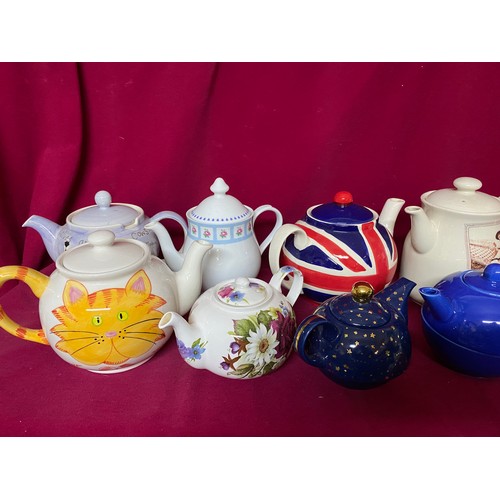 324 - Collection of 10 x teapots