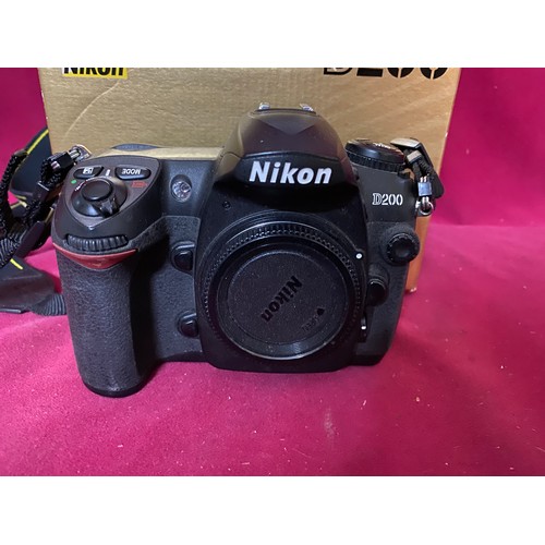 352 - Nikon d200 camera in box and digital field guide