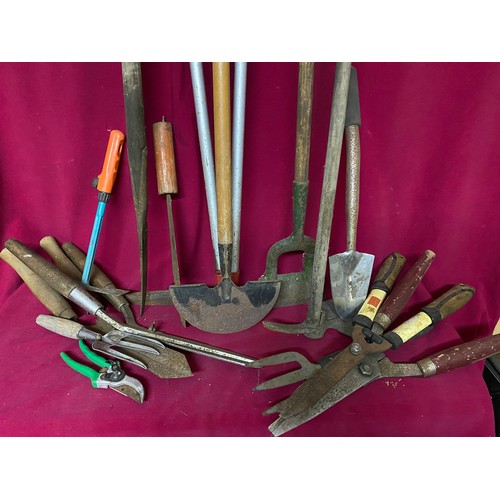 253 - Selection of gardening tools