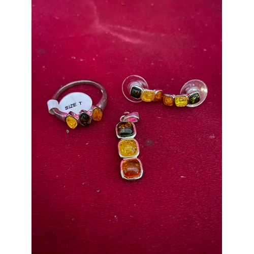 182 - Amber ring, brooch and ear-ring set.