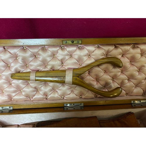 190 - Padded wooden glove box with leather gloves and glove stretchers.