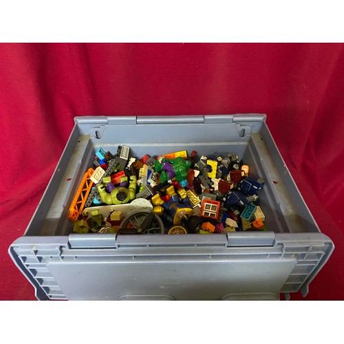 112 - Large box of assorted lego