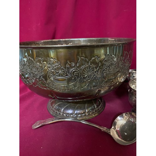 123 - Viners Silver Plate Punch bowl with 12 cups and Ladle