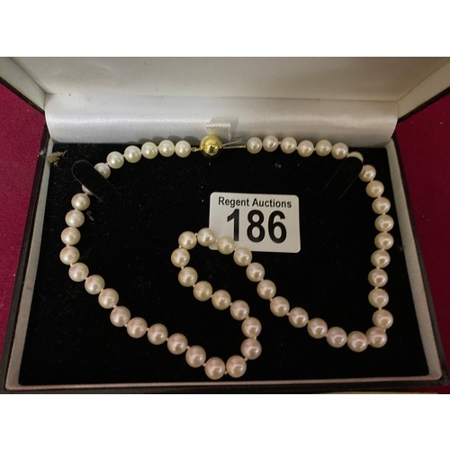 186 - Pearl necklace with box and certificate.