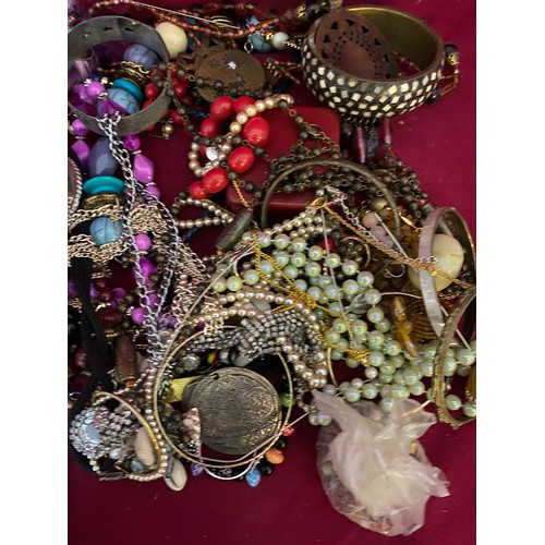 481 - Collection of costume jewellery