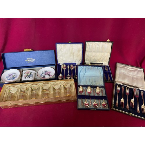 536 - Collection of vintage boxed cutlery, glasses and pin dishes