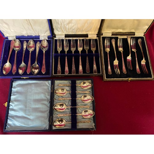 536 - Collection of vintage boxed cutlery, glasses and pin dishes