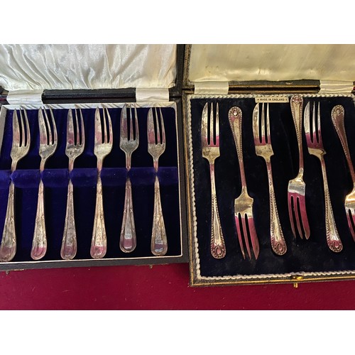 536 - Collection of vintage boxed cutlery, glasses and pin dishes