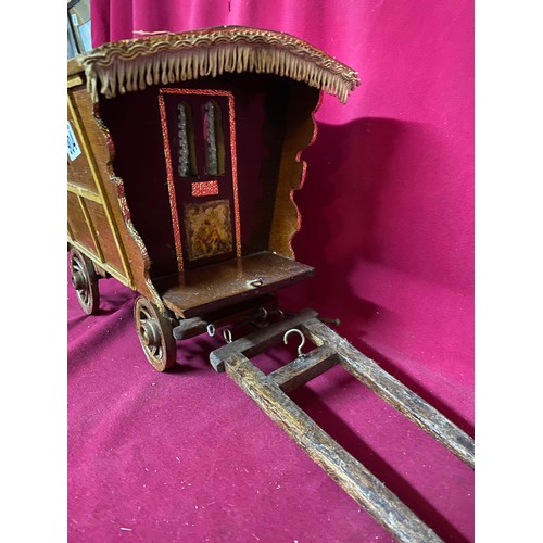 904 - Vintage wooden gypsy caravan measuring 26 cms tall