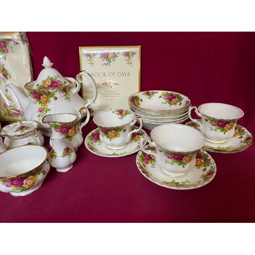 525 - Collection of 30 pieces of Royal Albert Old Country Roses