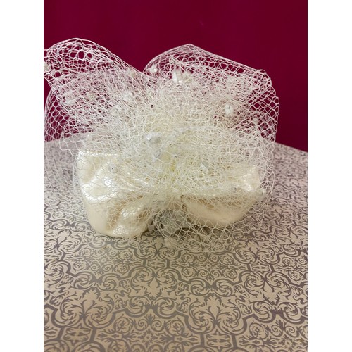 103 - Hat box with handles complete with sequinned Pill Box hat in cream with net trim. Excellent conditio... 