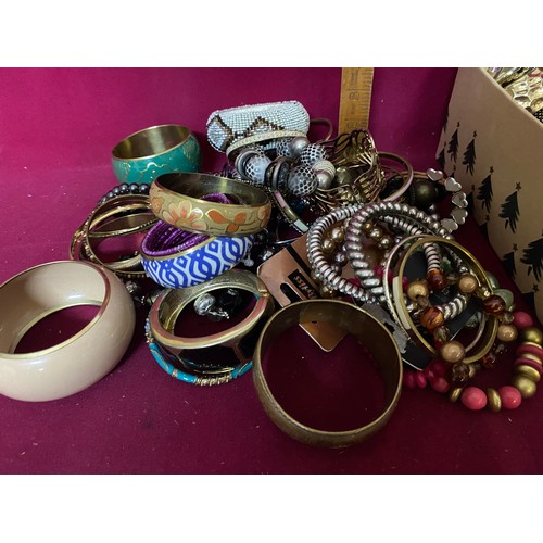 130 - Collection of bracelets