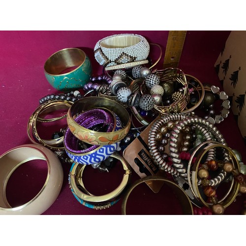 130 - Collection of bracelets