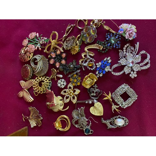 160 - Collection of brooches with a set of 3 jewellery boxes