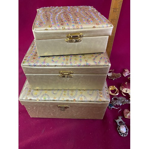 160 - Collection of brooches with a set of 3 jewellery boxes