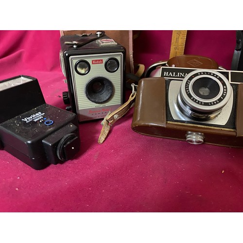 165 - Selection of camera equipment including a Kodak brownie model 1, a Halina 35X, a Vivitar 2800 and a ... 