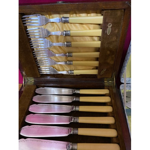 167 - Selection of boxed cutlery