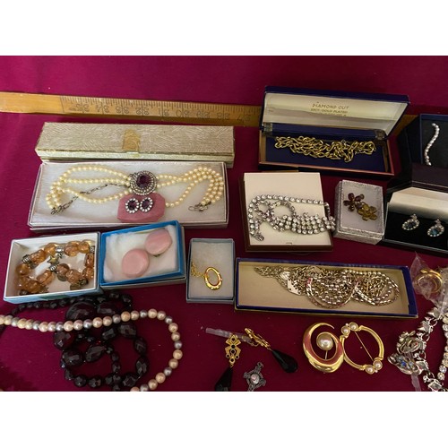 176 - Selection of boxed and loose costume jewellery