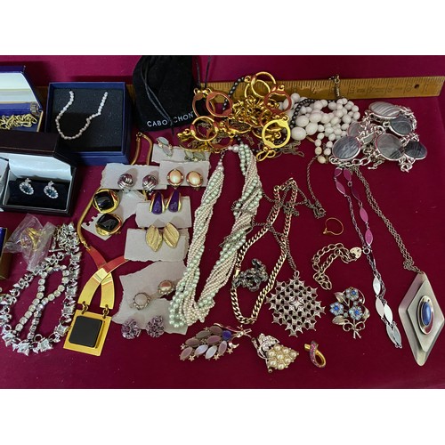 176 - Selection of boxed and loose costume jewellery