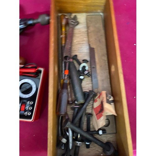 187 - Vintage tools including mini clamp, bench vice, spirit level and electric meter and others.