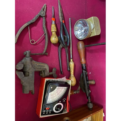 187 - Vintage tools including mini clamp, bench vice, spirit level and electric meter and others.