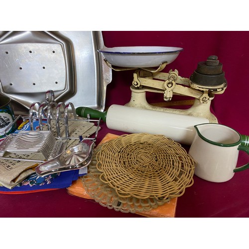 203 - Assorted Retro Kitchenalia