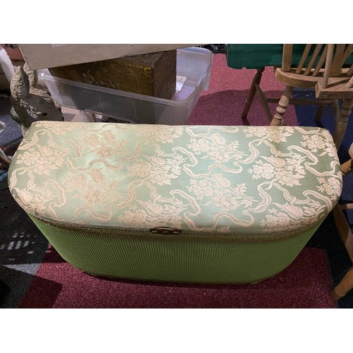 211 - 1950's style Lloyd Loom bedding box.