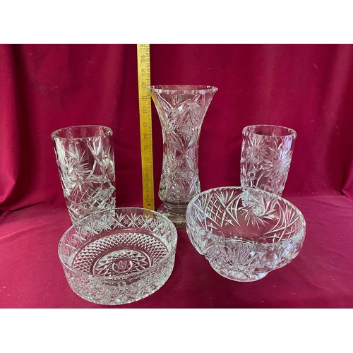 360 - Selection of 5 pieces of crystal comprising of 3 vases and 2 bowls.