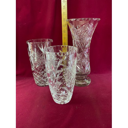 360 - Selection of 5 pieces of crystal comprising of 3 vases and 2 bowls.