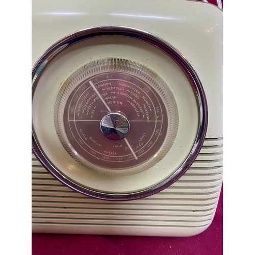 381 - Vintage Bush TR82 transistor radio