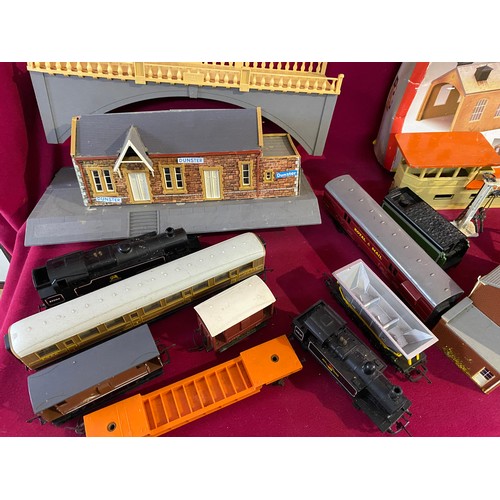 82 - Box of model railway items from Hornby, Triang and others including engines, carriages and buildings... 