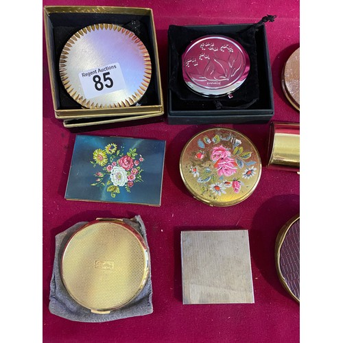 85 - Collection of vintage ladies compacts from Stratten and others.