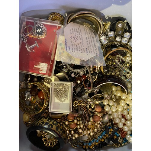 96 - Large collection of costume jewellery