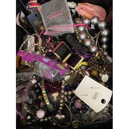 652 - Box of costume jewellery weighing approx 9 kg