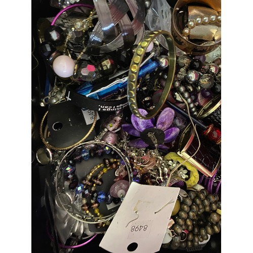 652 - Box of costume jewellery weighing approx 9 kg