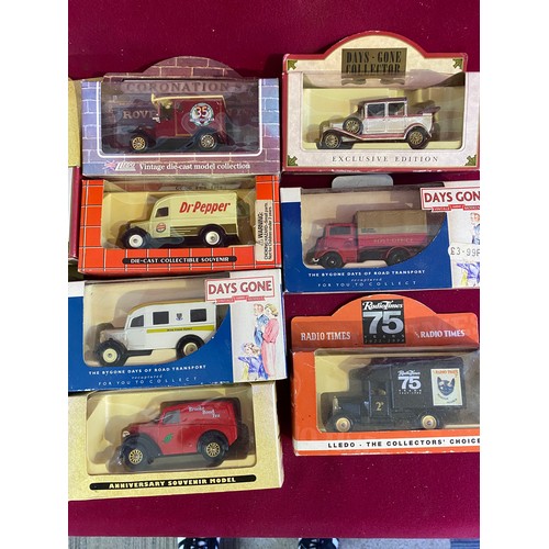 693 - Collection of 15 x collectable boxed Lledo models