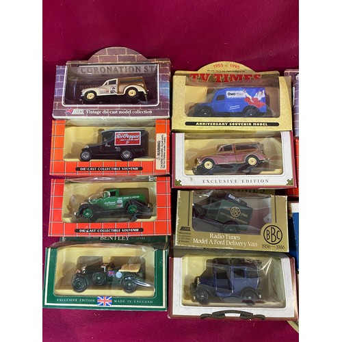 693 - Collection of 15 x collectable boxed Lledo models