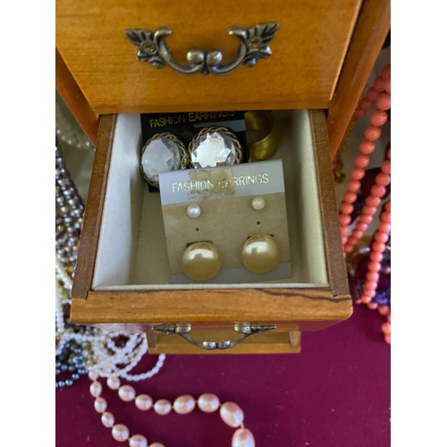 808 - Vintage jewellery cabnet with costume jewellery including pearls, crystals, cubic dress ring ,brooch... 