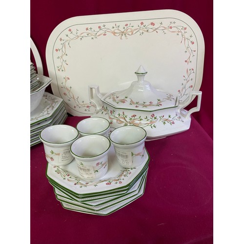 637 - Collection of assorted 'Eternal Beau' dinnerware including plates, tureens, bowls, napkins, tableclo... 