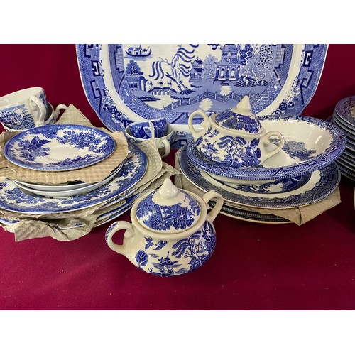 621 - Box of assorted blue and white dinnerware