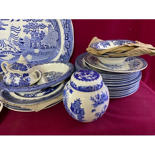 621 - Box of assorted blue and white dinnerware