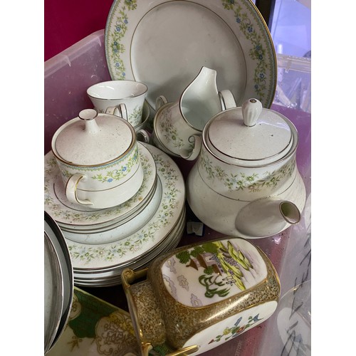 689 - Selection of Noritake including an Edenberry coffee pot, a Savannah part teaset and a dressing table... 