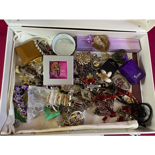 520 - Box of costume jewellery.