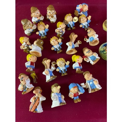 624 - Box of Tetley Tea folk figures and houses