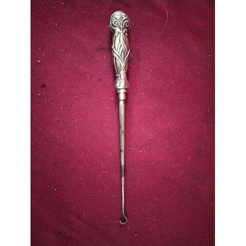 880 - Antique long glove or button hook hallmarked sterling silver, Birmingham measuring 21 cms long