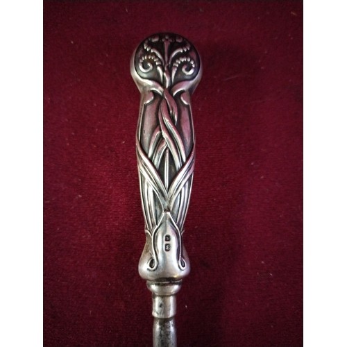 880 - Antique long glove or button hook hallmarked sterling silver, Birmingham measuring 21 cms long