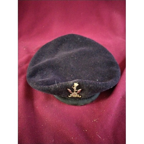 512 - Collection of militaria including Beret and cap badge.