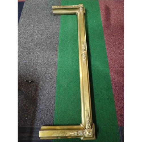 879 - Large Victorian brass fender measuring 141 x 40 cms with ornate mouldings