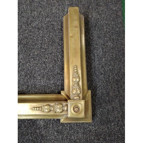 879 - Large Victorian brass fender measuring 141 x 40 cms with ornate mouldings